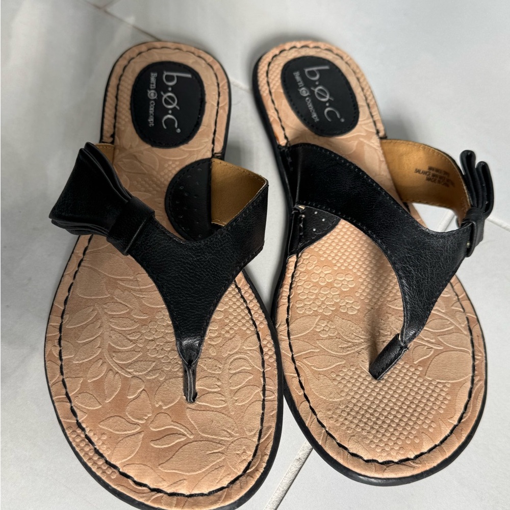 b.o.c. Women's Black and Tan Sandals